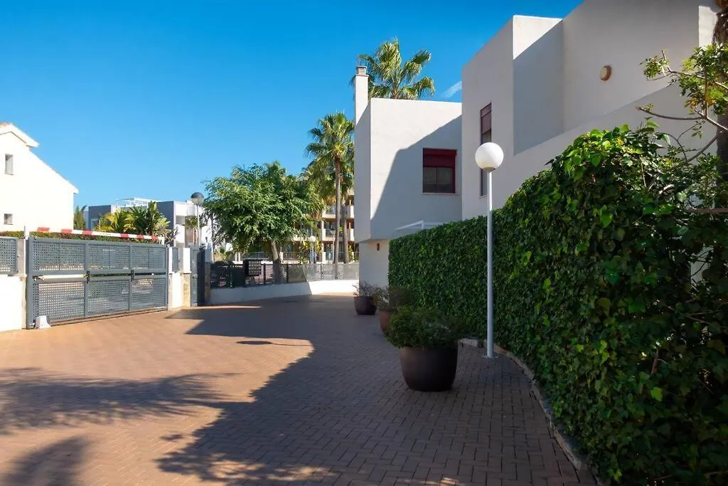 Stunning 2 Bd Townhouse By Hostlovers contacts